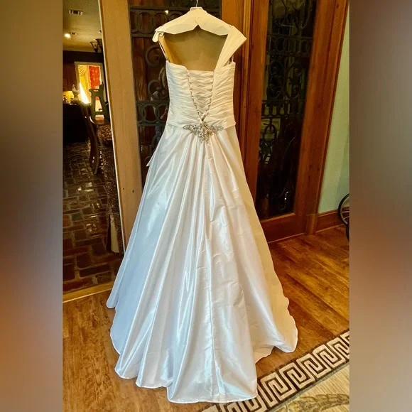 White wedding/presentation dress